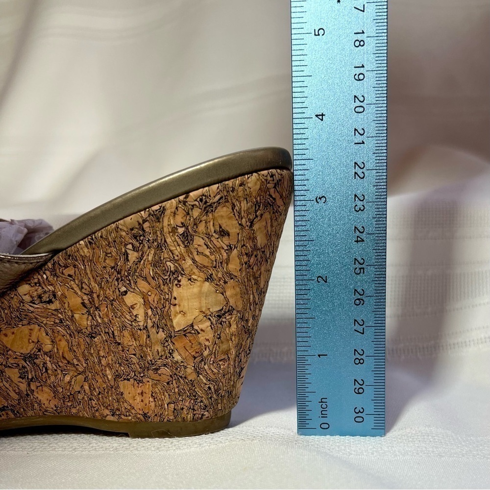 Brighton Metallic Bronze Italian Leather Cork Platform Wedges Sz 7.5 EUC 
💥SALE💥 - Picture 12 of 13